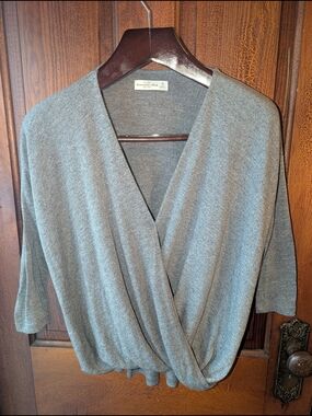 Abercrombie and Fitch Faux Wrap Grey Cascade 3/4 Sleeve Knit Top XS EUC Women's